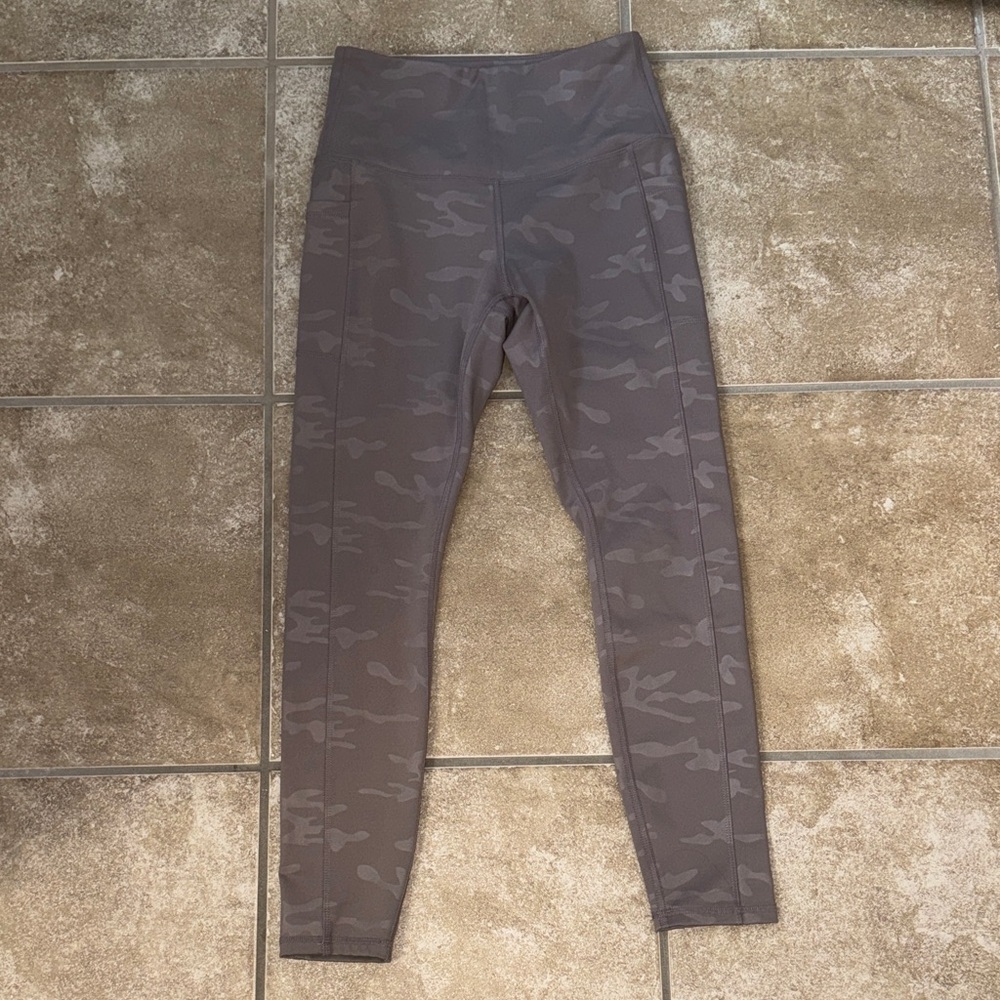 Legend Camouflage Leggings in Gray with side pockets size small